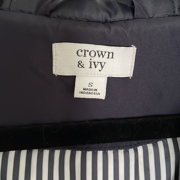 Crown and Ivy Quilted hooded navy zipper front vest. Size small.  Tie at waist - Picture 2 of 4